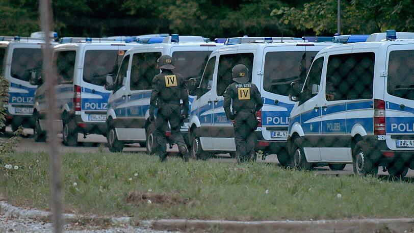 Nachdem es bei der gescheiterten Abschiebung eines 23-jährigen Togolesen vor vier Tagen zu Ausschreitungen gekommen war, läuft ein Großeinsatz der Polizei in der Flüchtlingsunterkunft.