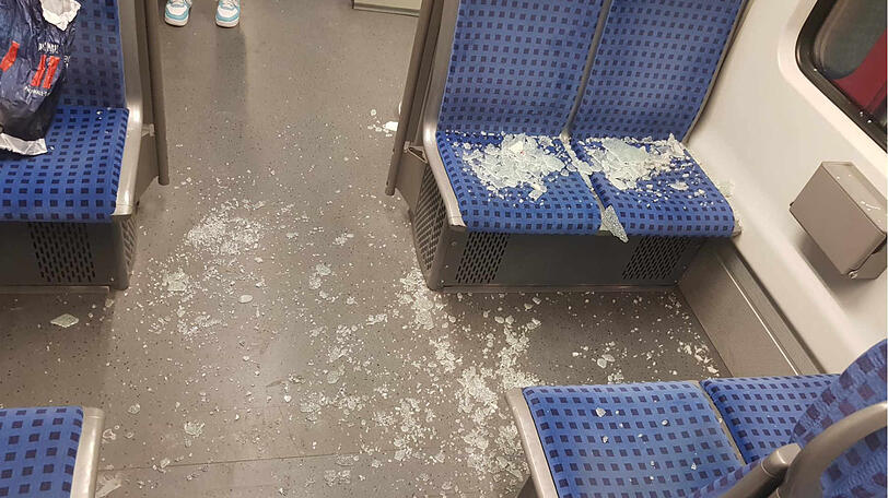 Bei der Auseinandersetzung ging eine Trennscheibe in der S-Bahn zu Bruch.
