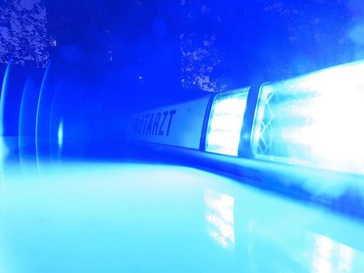 Blaulicht an einem Notarzteinsatzfahrzeug. Foto: Patrick Seeger/dpa/Symbolbild