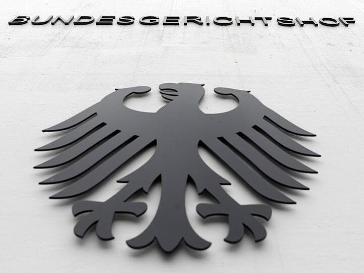 Vor dem Bundesgerichtshof (BGH) hängt ein Bundesadler. Foto: Uli Deck/dpa/Archivbild