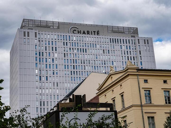 Wolken ziehen über das Bettenhaus der Charité. Hier wird der prominente Kremlkritiker Alexej Nawalny behandelt. Nawalny liegt im Koma und wird künstlich beatmet.