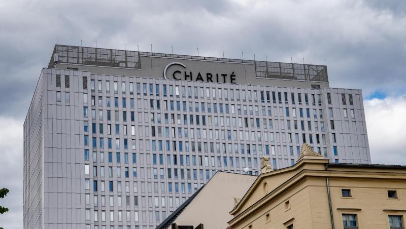 Wolken ziehen über das Bettenhaus der Charité. Hier wird der prominente Kremlkritiker Alexej Nawalny behandelt. Nawalny liegt im Koma und wird künstlich beatmet. Wolken ziehen über das Bettenhaus der Charité. Hier wird der prominente Kremlkritiker Alexej Nawalny behandelt. Nawalny liegt im Koma und wird künstlich beatmet.