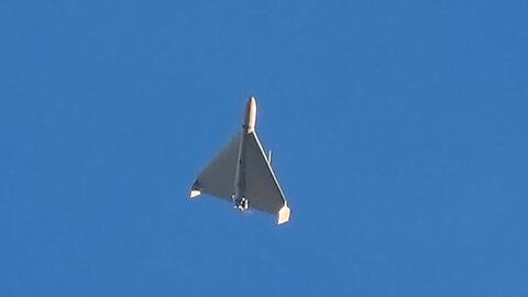 Eine Drohne ist am Himmel über Kiew zu sehen. Dabei handelt es sich vermutlich um eine Kampfdrohne vom Typ Schahed 136 iranischer Bauart.
