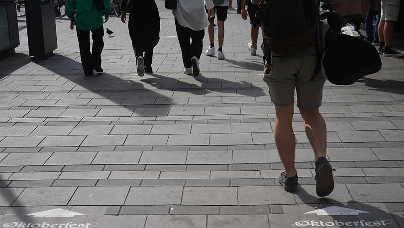 Der beste Weg zur Wiesn ist der Fußweg. Vom Hauptbahnhof aus immer schön den Pfeilen auf dem Boden folgen, dann gelangt man direkt aufs Festgelände. So ein kleiner Spaziergang vor und vor allem nach der Wiesn kann bestimmt nicht schaden.