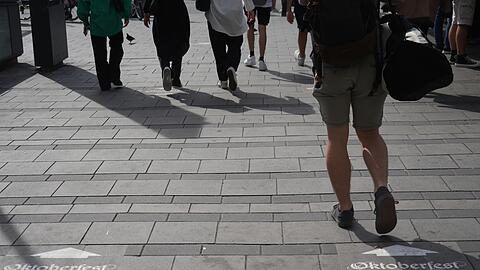 Der beste Weg zur Wiesn ist der Fußweg. Vom Hauptbahnhof aus immer schön den Pfeilen auf dem Boden folgen, dann gelangt man direkt aufs Festgelände. So ein kleiner Spaziergang vor und vor allem nach der Wiesn kann bestimmt nicht schaden.
