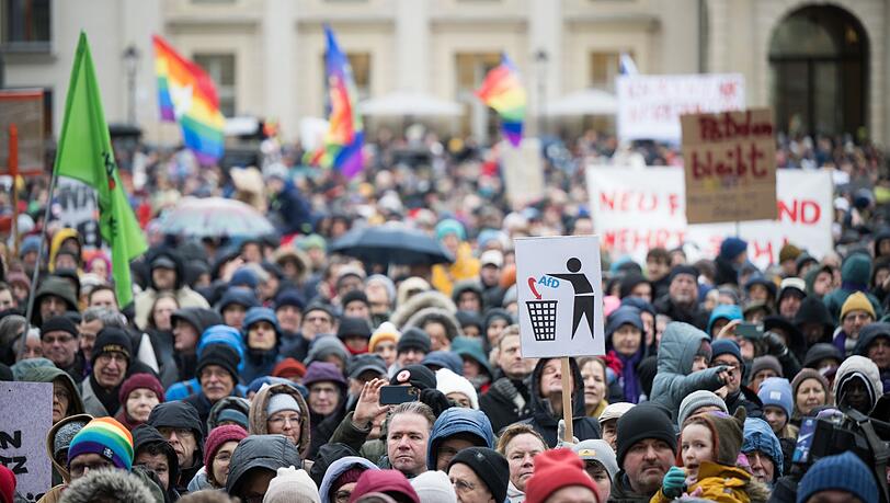 Protest gegen rechts in Potsdam. In zahlreichen deutschen Städten sind in den kommenden Tagen weitere Demonstrationen gegen Rechtsextremismus geplant.
