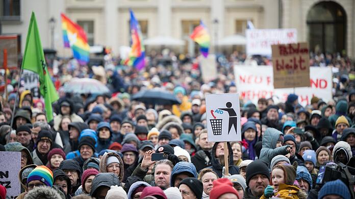 In den vergangenen zwei Wochen haben in zahlreichen deutschen Städten Menschen gegen Rechtsradikalismus demonstriert. (Im Bild: Potsdam)