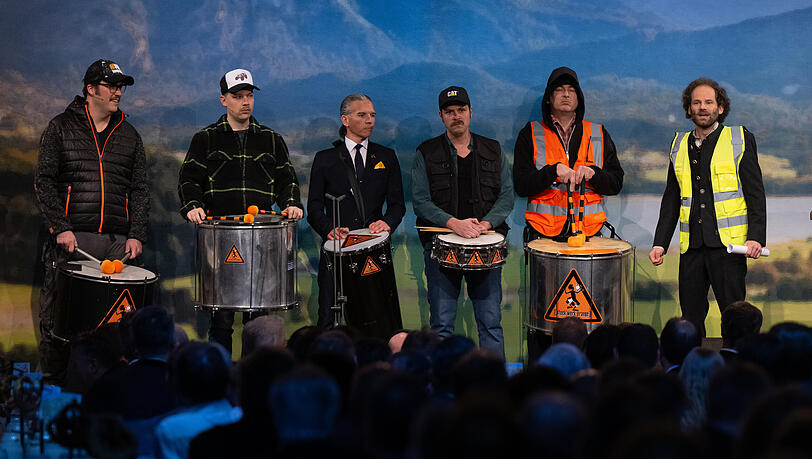 Maximilian Schafroth (r), Schauspieler und Kabarettist, hält beim Starkbieranstich auf dem Nockherberg die Fastenpredigt, neben ihm stehen Musiker der Münchener Percussiongruppe «Stockwerk Orange». Mit dem traditionellen Verspotten, dem «Derblecken» von Politikern am Münchner Nockherberg, wird traditionell die Starkbier-Saison in Bayern eröffnet.