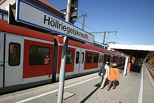 In einer S7 im Bahnhof Höllriegelskreuth schlugen drei Jugendliche eine Schüler zusammen.