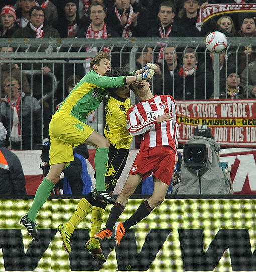 TITELVERTEIDIGUNGEN: Nach dem 1:3 gegen Dortmund und dem 0:1 gegen Schalke müssen die Bayern die Titelverteidigungen in Meisterschaft und Pokal abhaken. Viel schlimmer noch: Auch die Qualifikation für die Champions League ist akut in Gefahr. Das ist der Alptraum von Hoeneß & Co., denn im kommenden Jahr findet das
Königsklassen-Finale in München statt.