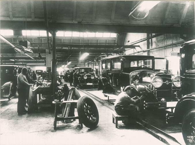 Dieser Arbeiter montiert 1929 an den Horch 350 in Zwickau Räder &ndash; und das tagein, tagaus.