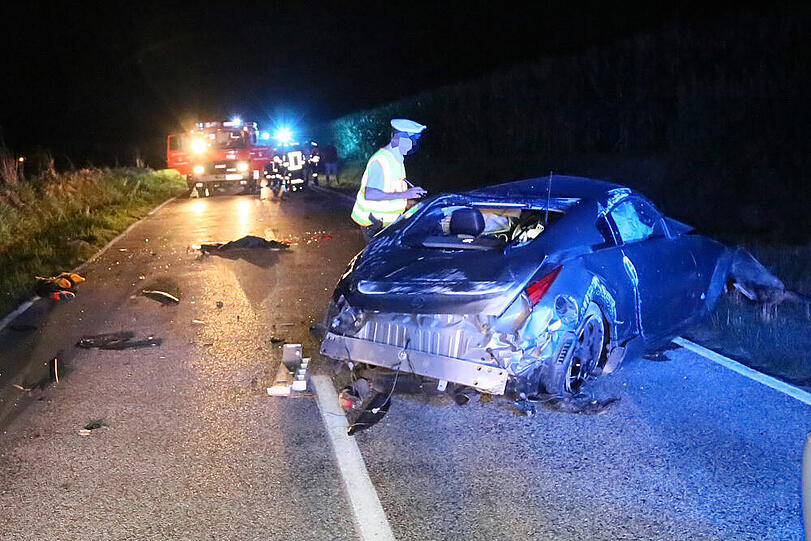 Die Fahrt eines Nissan-Fahrers endete in einer Tragödie. Der Mann wurde beim Unfall aus dem Auto geschleudert.
