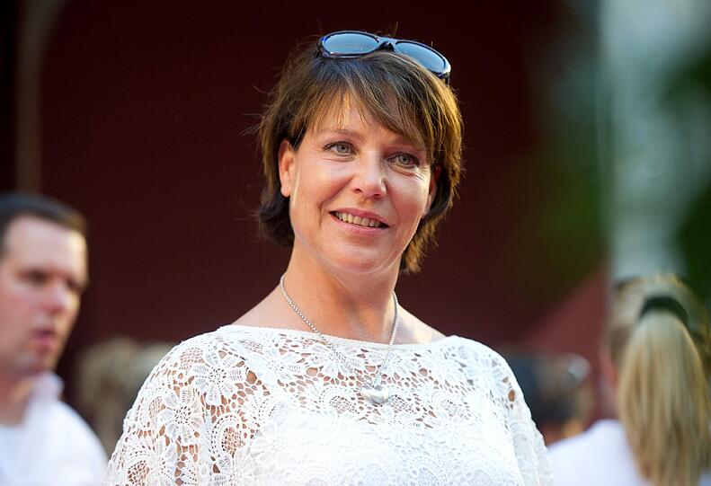 &bdquo;Traumschiff
mit Rainer&ldquo; - Janina Hartwig: &bdquo;Meine Highlights in diesem Jahr waren das zehnjährige Serien-Jubiläum von &sbquo;Um Himmels Willen&rsquo; und die Traumschiff-Reise zusammen mit meinem Lebensgefährten Rainer nach Cook Island. Hoffentlich geht&rsquo;s im kommenden Jahr genauso gut weiter. Mein einziger Vorsatz ist, niemals Vorsätze zu machen.&ldquo;