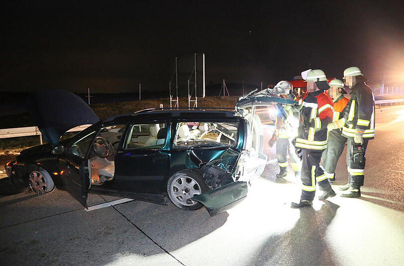 Bilder vom Verkehrsunfall auf der A94 Forstinning: Insgesamt fünf Autos und ein Lkw waren beteiligt.