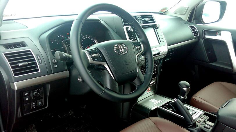 Dank Displays und diverser Assistenten in der Neuzeit angekommen: der überarbeitete Toyota Land Cruiser.