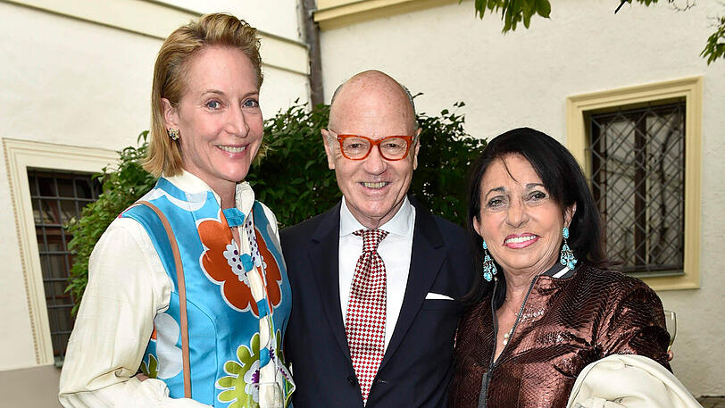 Fröhliches Trio aus München: Leslie (l.) und Detlev von Wangenheim mit Mietwagen-Königin Regine Sixt.