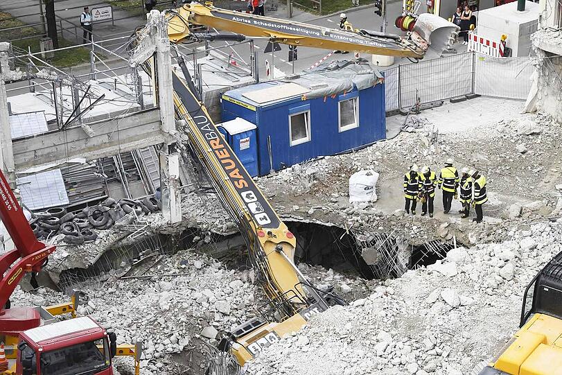 Der Bagger kippte in die Baugrube, ein Kran musste ihn wieder aufrichten.
