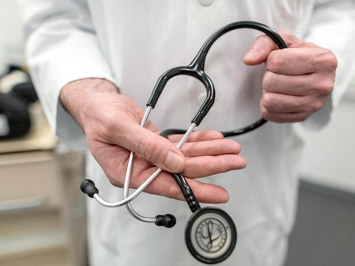 Besuch beim Arzt. Krankenkassen forden von Ärzten, mehr Videosprechstunden anzubieten.