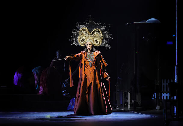 Jennifer O'Loughlin als Alcina.