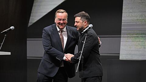 Der ukrainische Pr&auml;sident Wolodymyr Selenskyj dankt Verteidigungsminister Boris Pistorius (SPD) bei der Einweihung der ersten gemeinsamen Drohnenproduktion f&uuml;r die deutsche Unterst&uuml;tzung.