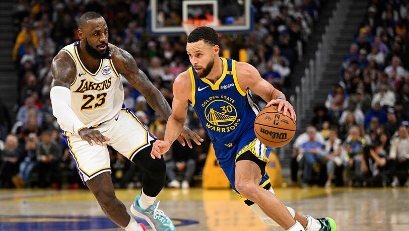 LeBron James (l) und Stephen Curry sind zwei Superstars der NBA. (Archivbild)