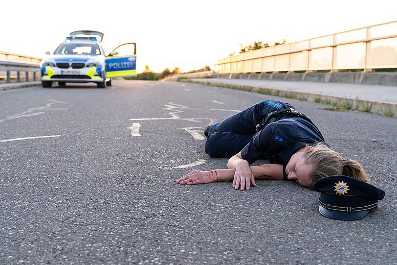 Lena Wagensonner (Xenia Benevolenskaya) wird bei einer routinem&auml;&szlig;igen Verkehrskontrolle get&ouml;tet.