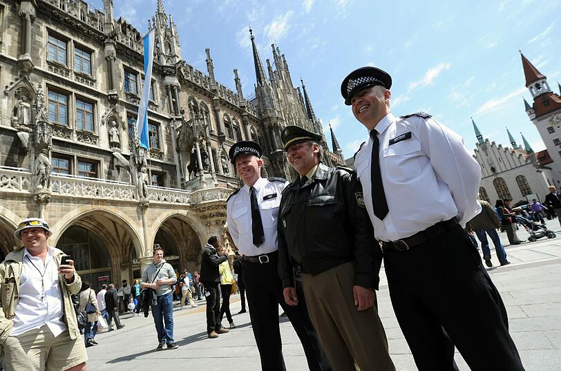 Bobbies in München: Am Freitag kamen acht britische Polizisten in München an...