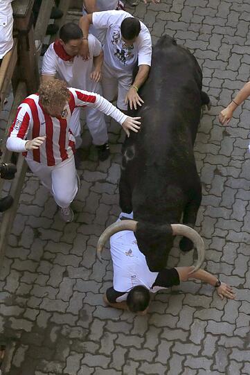 Brutal - und brutal gefährlich: Bei der alljährlichen Stierhatz in Pamplona werden zahlreiche Menschen verletzt. Gleich am ersten Tag 2013 sind es vier.