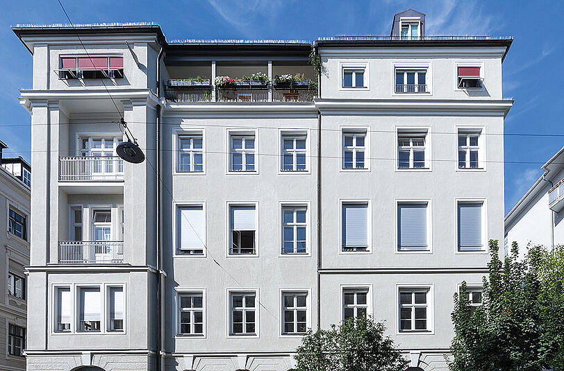 Schackstraße 3: Das Stadthaus befindet sich in der Nähe des Münchner Siegestors und wurde 1897 nach den Plänen des Architekten Leonhard Romeis im historisierenden Neobarockstil errichtet.