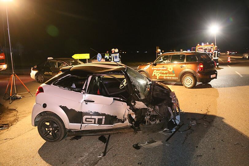 Bei diesem Unfall auf der MÜ25 von Aschau am Inn in Richtung Ampfing hatte eine 16-jährige Fahranfängerin großes Glück - sie wurde nur leicht verletzt.