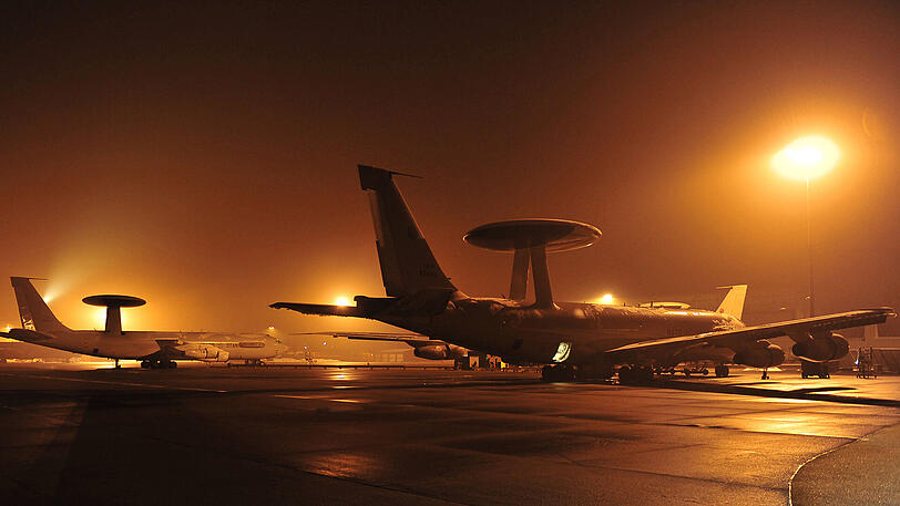 Awacs-Aufklärungsflugzeuge auf dem Flughafen des Militärstützpunkts in Konya in der Türkei.