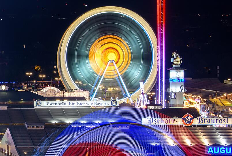 Immer wieder schön: Der Blick über die Wiesn am Abend ist besonders faszinierend.