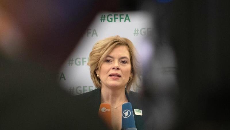 Bundeslandwirtschaftsministerin Julia Klöckner (CDU) gibt ein Pressestatement.