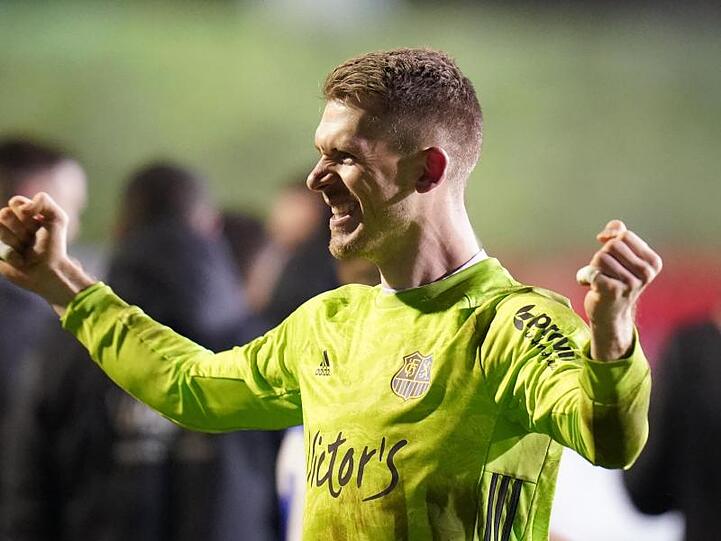 Saarbrückens Torwart Daniel Batz jubelt nach dem Sieg.