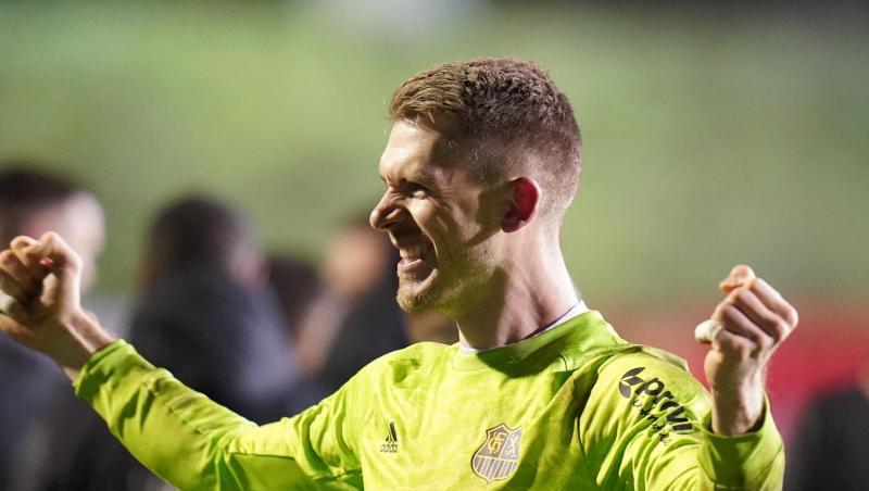 Saarbrückens Torwart Daniel Batz jubelt nach dem Sieg. Saarbrückens Torwart Daniel Batz jubelt nach dem Sieg.