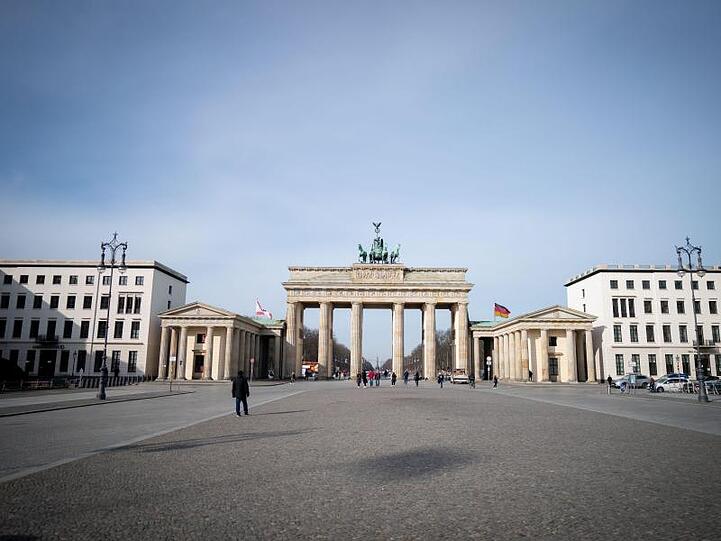 Nahezu menschenleer zeigt sich der Pariser Platz am Morgen in Berlin.