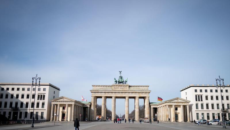 Nahezu menschenleer zeigt sich der Pariser Platz am Morgen in Berlin. Nahezu menschenleer zeigt sich der Pariser Platz am Morgen in Berlin.