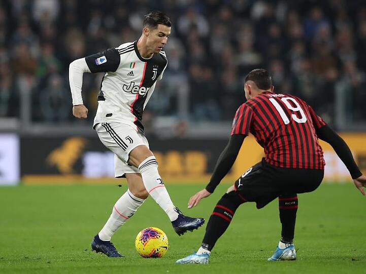 Cristiano Ronaldo (l) trifft im Pokal-Halbfinale mit Juve auf Theo Hernandez und de AC Mailand.