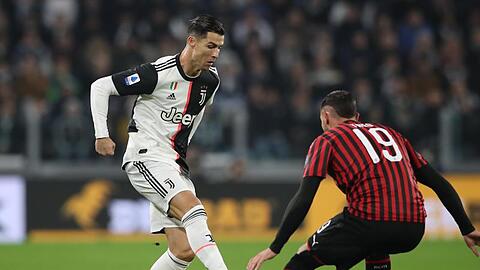 Cristiano Ronaldo (l) trifft im Pokal-Halbfinale mit Juve auf Theo Hernandez und de AC Mailand.