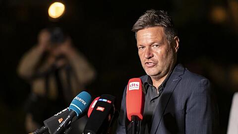 Robert Habeck (Bündnis 90/ Die Grünen) spricht nach Sondierungsgesprächen zwischen der SPD und den Grünen zu Pressevertretern.