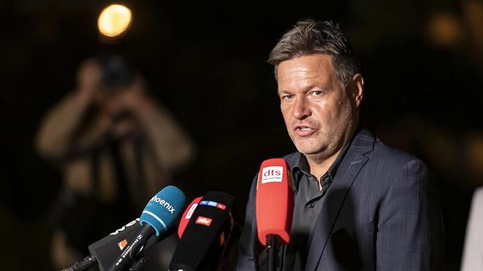 Robert Habeck (Bündnis 90/ Die Grünen) spricht nach Sondierungsgesprächen zwischen der SPD und den Grünen zu Pressevertretern.