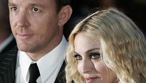 Ein Bild aus glücklicheren Tagen: Guy Ritchie und Madonna. Ein Bild aus glücklicheren Tagen: Guy Ritchie und Madonna.