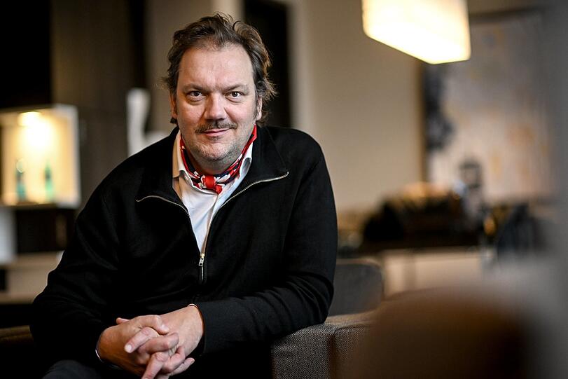 Carsten Johannes Marcus Hübner wurde im Dezember 1972 in Neustrelitz in der Mecklenburgischen Seenplatte geboren. Er ist Filmschauspieler (zuletzt in „Der Held vom Bahnhof Friedrichstraße“), bekannter TV-Star, wie in seiner Rolle als Rostocker Kommissar im „Polizeiruf 110“ und lebt mit seiner Frau und Kollegin Lina Beckmann in Hamburg. Carsten Johannes Marcus Hübner wurde im Dezember 1972 in Neustrelitz in der Mecklenburgischen Seenplatte geboren. Er ist Filmschauspieler (zuletzt in „Der Held vom Bahnhof Friedrichstraße“), bekannter TV-Star, wie in seiner Rolle als Rostocker Kommissar im „Polizeiruf 110“ und lebt mit seiner Frau und Kollegin Lina Beckmann in Hamburg.