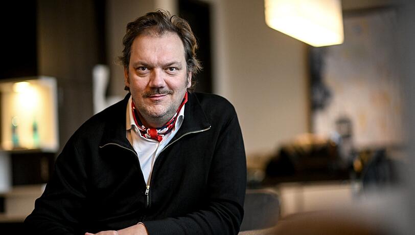Carsten Johannes Marcus Hübner wurde im Dezember 1972 in Neustrelitz in der Mecklenburgischen Seenplatte geboren. Er ist Filmschauspieler (zuletzt in „Der Held vom Bahnhof Friedrichstraße“), bekannter TV-Star, wie in seiner Rolle als Rostocker Kommissar im „Polizeiruf 110“ und lebt mit seiner Frau und Kollegin Lina Beckmann in Hamburg. Carsten Johannes Marcus Hübner wurde im Dezember 1972 in Neustrelitz in der Mecklenburgischen Seenplatte geboren. Er ist Filmschauspieler (zuletzt in „Der Held vom Bahnhof Friedrichstraße“), bekannter TV-Star, wie in seiner Rolle als Rostocker Kommissar im „Polizeiruf 110“ und lebt mit seiner Frau und Kollegin Lina Beckmann in Hamburg.