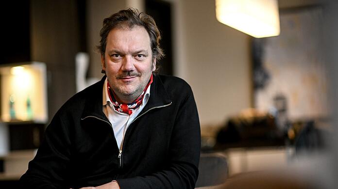 Carsten Johannes Marcus Hübner wurde im Dezember 1972 in Neustrelitz in der Mecklenburgischen Seenplatte geboren. Er ist Filmschauspieler (zuletzt in „Der Held vom Bahnhof Friedrichstraße“), bekannter TV-Star, wie in seiner Rolle als Rostocker Kommissar im „Polizeiruf 110“ und lebt mit seiner Frau und Kollegin Lina Beckmann in Hamburg. Carsten Johannes Marcus Hübner wurde im Dezember 1972 in Neustrelitz in der Mecklenburgischen Seenplatte geboren. Er ist Filmschauspieler (zuletzt in „Der Held vom Bahnhof Friedrichstraße“), bekannter TV-Star, wie in seiner Rolle als Rostocker Kommissar im „Polizeiruf 110“ und lebt mit seiner Frau und Kollegin Lina Beckmann in Hamburg.