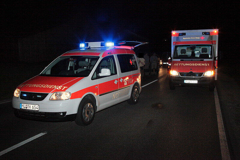 Schwerer Unfall auf der B 15: Zwei Verletzte