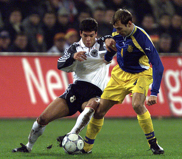 21. Länderspiel: Mit seinem ersten &bdquo;Doppelpack&ldquo; im Nationaltrikot führt
Ballack die DFB-Elf im entscheidenden K.o.-Spiel gegen die Ukraine in
Dortmund zum 4:1-Sieg und damit zur WM 2002 in Japan und Südkorea.