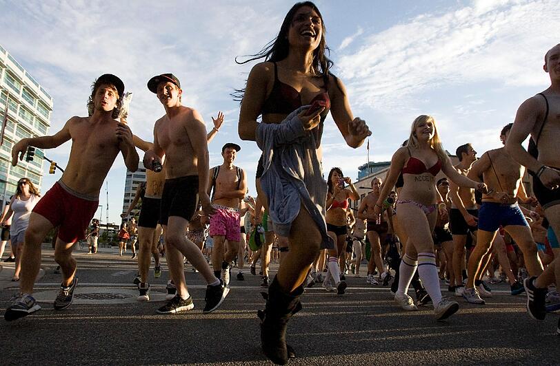 Mehrere tausende Menschen haben sich in Salt Lake City bis auf die Unterwäsche ausgezogen und mit einem Lauf
durch die Stadt gegen die konservativen Gesetze des US-Staates protestiert.