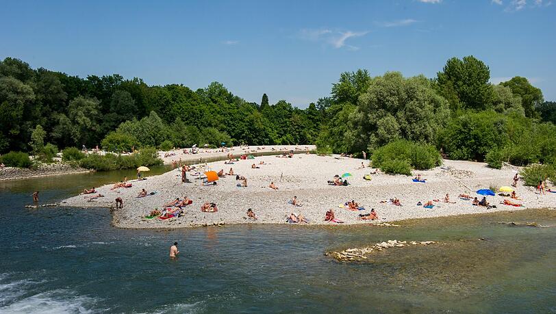 Schon zum Ferienbeginn am Samstag wurde stellenweise die 30-Grad-Marke geknackt in Bayern. Wer sich abkühlen konnte an diesem heißen Tag, hatte Glück. Die Bilder Schon zum Ferienbeginn am Samstag wurde stellenweise die 30-Grad-Marke geknackt in Bayern. Wer sich abkühlen konnte an diesem heißen Tag, hatte Glück. Die Bilder