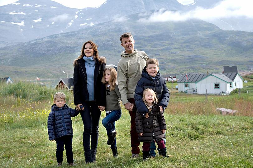 Das Kronprinzenpaar Frederik und Mary von Dänemark mit ihren Kindern